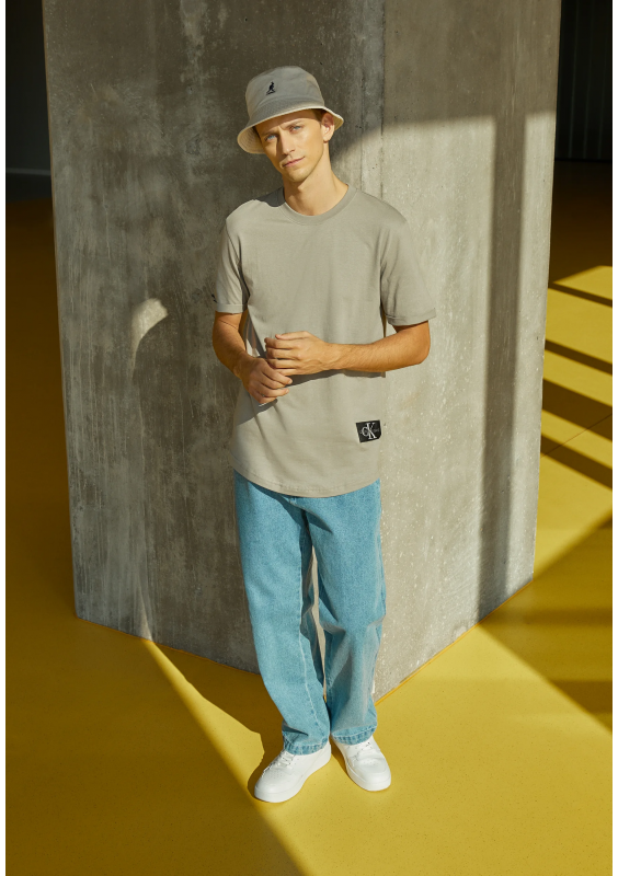 Calvin Klein Jeans BADGE TURN UP SLEEVE - T-shirt z nadrukiem