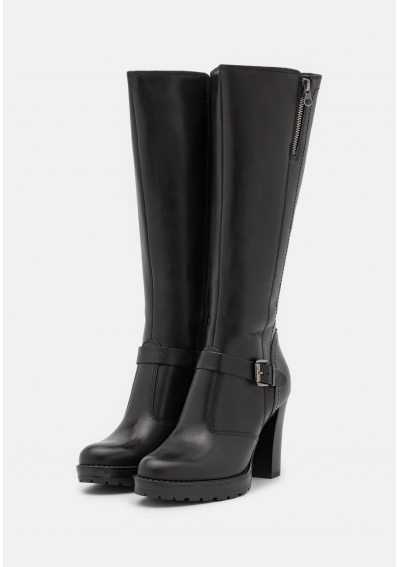 Pier One Kozaki na platformie