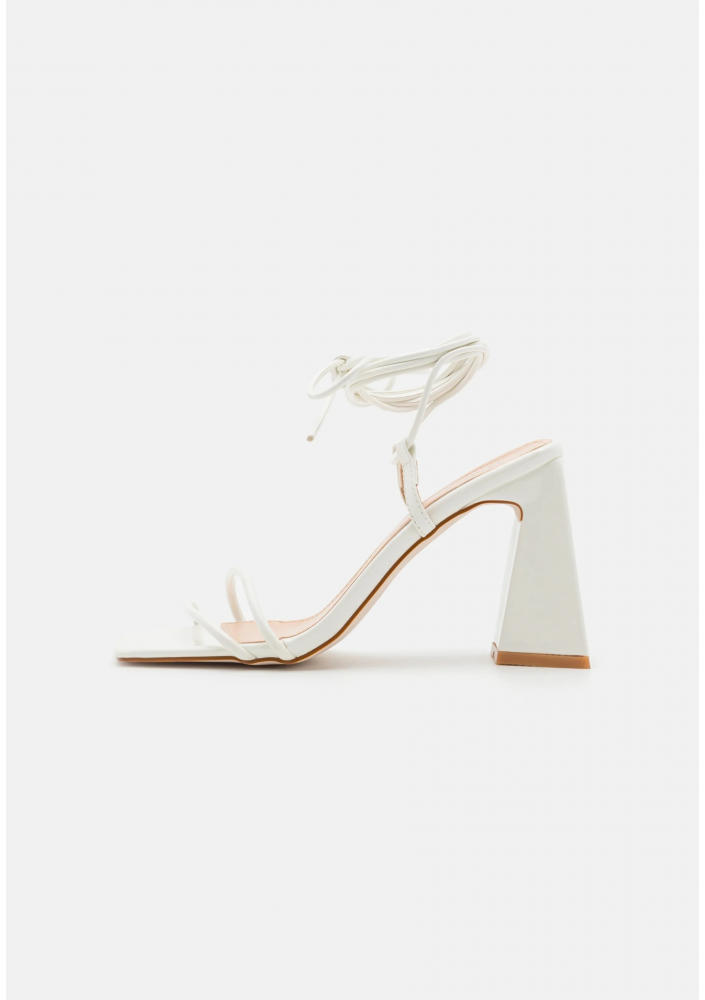 RAID Dusty białe lakierowane sandały na słupku