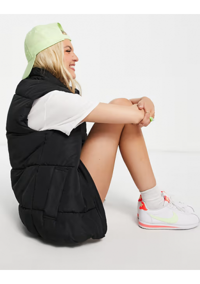 Monki – Lacy – Ocieplana kamizelka w kolorze czarnym – BLACK